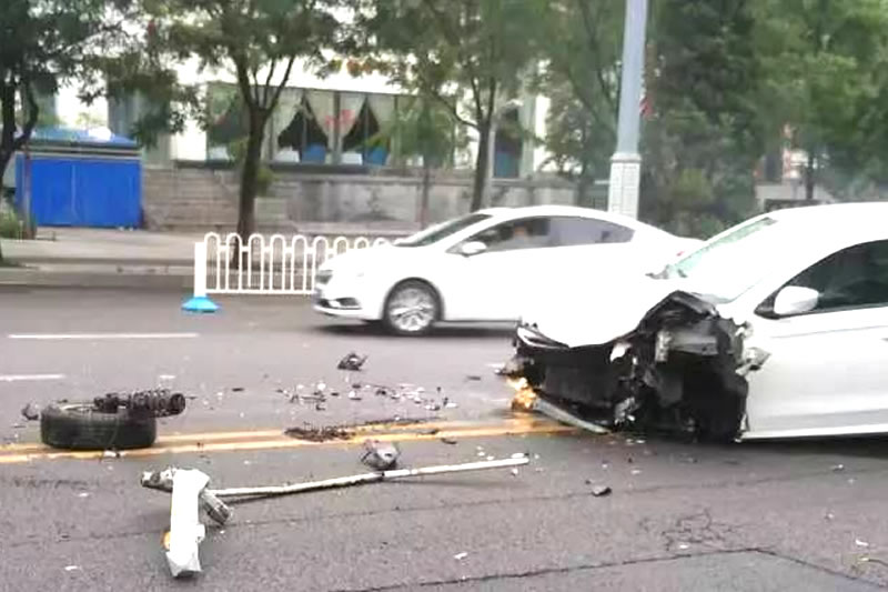 女员工下班后去男朋友家留宿，路上发生交通事故算不算工伤？