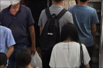 用人单位在员工离职证明中记载非法定内容是否违法？